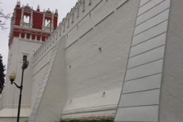 Власти заявили, что Новодевичий монастырь разваливается на части