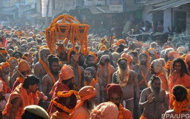 На религиозной церемонии в Индии погибли 19 человек