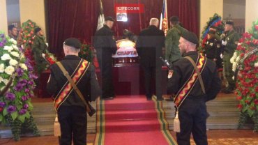 Гроб с телом Моторолы доставили в театр ДНР для церемонии прощания