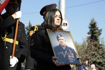 Вдова Моторолы пришла на похороны в форме российской морской пехоты