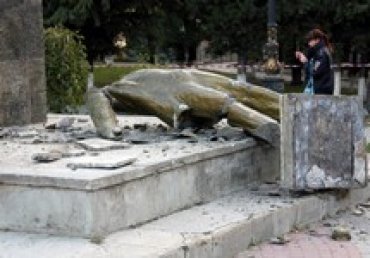 В Крыму впервые снесли памятник Ленину