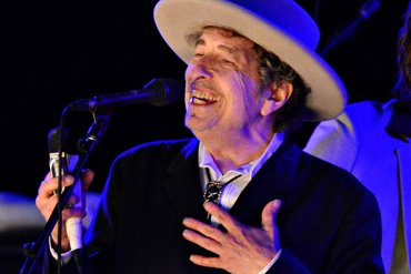 Боб Дилан согласился принять Нобелевскую премию