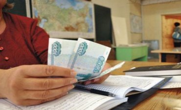 В России учительница вернула родителям «жалкий букет и конверт», подаренные в профессиональный праздник