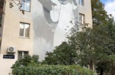 На мурале Иоанна Павла II в Киеве нарисовали свастику