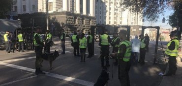 Заблокированный силовиками центр Киева в АП объяснили визитом президента Мальты