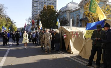 Протестующие у Рады обещают не выпускать депутатов