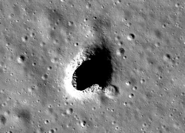 На Луне нашли пещеры, в которых могут разместиться огромные города