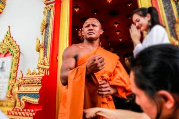 Чемпион мира по тайскому боксу стал буддийским монахом
