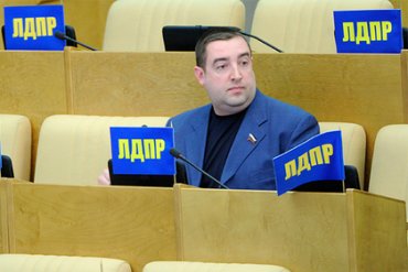 В России водителя автобуса уволили за то, что в него врезался депутат от ЛДПР, ехавший на красный свет
