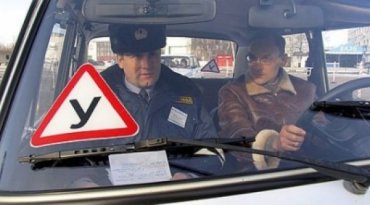 По пути на экзамен в ГИБДД россиянин сбил ребёнка и врезался в остановку