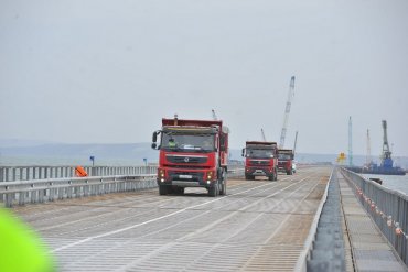 По Крымскому мосту пустили грузовики