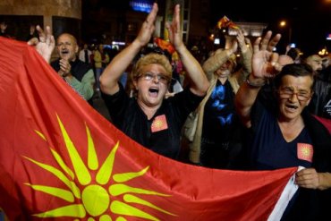 ЕС и НАТО призвали Македонию не упустить «историческую возможность»