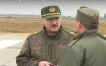 Лукашенко пообещал выдать каждому белорусу оружие в случае войны