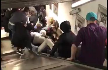 В римском метро российские болельщики обрушили эскалатор