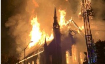 Одну из самых старых церквей в США уничтожил пожар