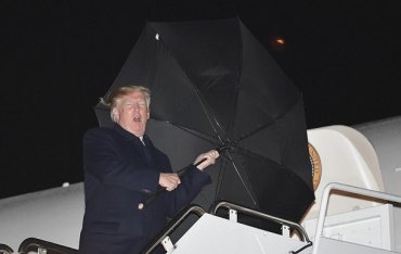 Трамп снова не смог справиться с зонтом