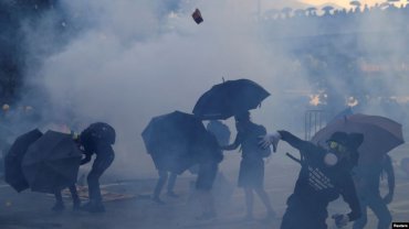 В Гонконге полиция применила оружие против протестующих