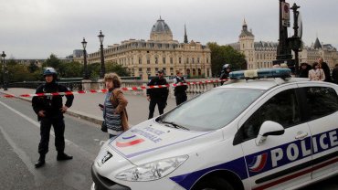 В Париже мужчина напал с ножом на полицейский участок