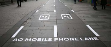 В Англии создали дорожки для людей со смартфонами