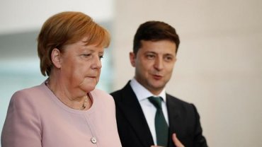Зеленский поговорил с Меркель о нормандской встрече