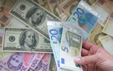 В обменниках резко упали доллар и евро