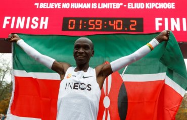 Кенийский бегун первым в истории пробежал марафон менее чем за два часа