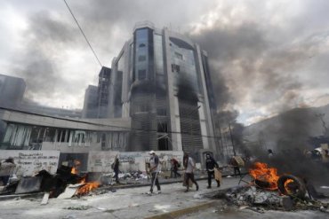 Протестующие в Эквадоре захватили и подожгли правительственное здание