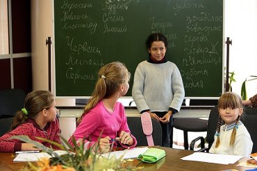 Почти половина украинцев одобряет перевод русскоязычных школ на украинский язык
