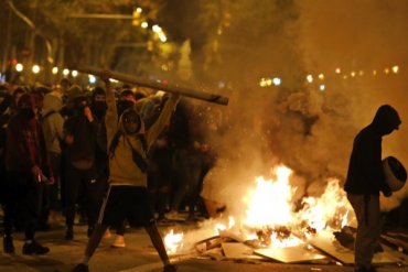 В Барселоне протестующие строили баррикады и жгли авто: десятки пострадавших