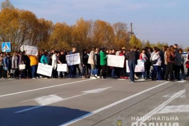 В Житомирской области учителя перекрыли трассу