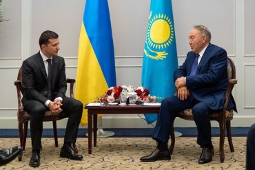 Зеленский встретился с Назарбаевым и пригласил его в Украину