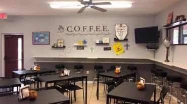 Во Флориде церковь открыла кофейню, чтобы трудоустроить молодежь с аутизмом