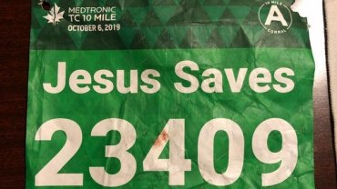 Участника марафона с номером «Иисус спасает» спас от приступа бегун по имени Иисус