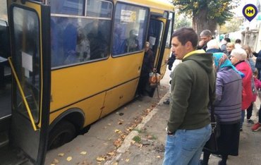 В Одессе маршрутка на ходу провалилась под землю