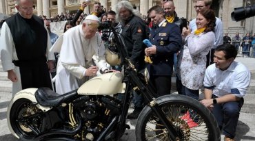 Подписанный Папой Римским мотоцикл продали за 42000 фунтов стерлингов