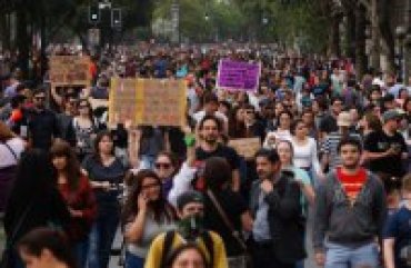 Президент Чили попросил правительство уйти в отставку из-за протестов