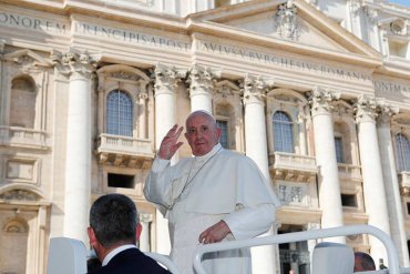 Папу римского попросили разрешить женатым быть священниками