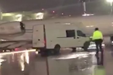 В российском аэропорту микроавтобус врезался в самолет