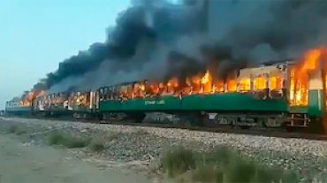 В Пакистане загорелся пассажирский поезд