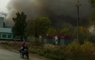 В России со взрывами горит военный склад, проводится эвакуация