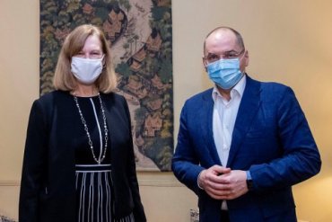 Украина не будет покупать российскую вакцину от COVID-19