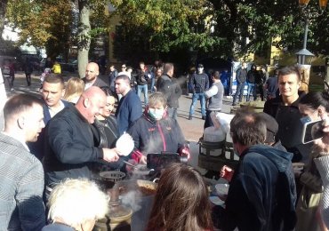 Узелков раздавал избирателям кашу от ОПЗЖ, полиция возбудила дело