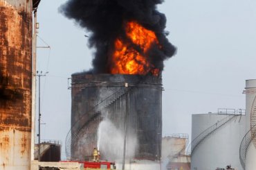 На нефтяном заводе в Ливане вспыхнул масштабный пожар