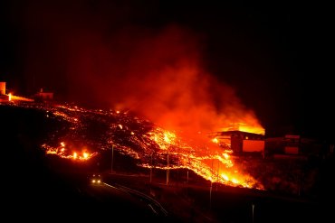 На острове Ла-Пальма обрушилась часть вулкана: потоки лавы разрушили тысячу домов