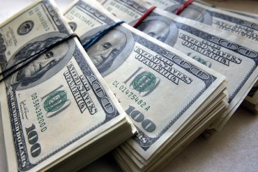 Конец эпохи бедности: доллары на полу нашли в партийном офисе Слуг