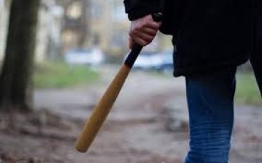 В центре Киева мужчина избил битой женщину с ребенком