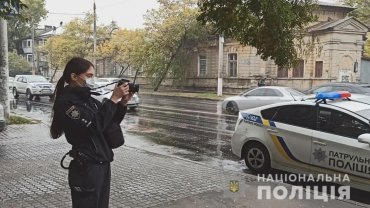 В Одессе иностранец на остановке порезал ножом свою бывшую и ее коллегу