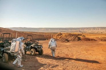 В скалистом израильском кратере пятеро мужчин и одна женщина живут, как марсиане