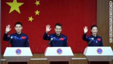 Китай впервые отправил своих тайконавтов на полгода в космос