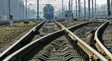 В Черкасской области поезд сбил школьницу: в наушниках она не услышала сигнал